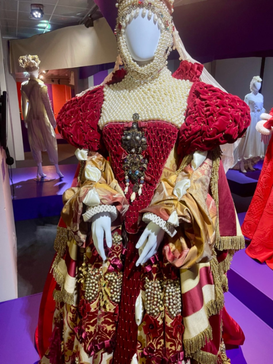 Ekskusija po parodą "Karalienė, karalystė ir jausmai" - miniatiūra 2